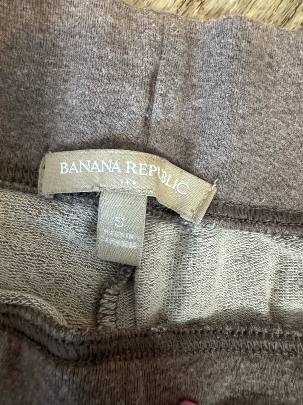 Banana Republic Women's Gray Tinted Taupe Capris with Drawstring Waist - Picture 11 of 11